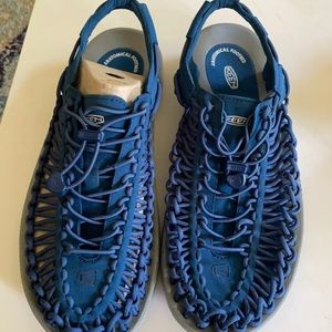 Keen Uneek. Men’s size 11. Color deep water.